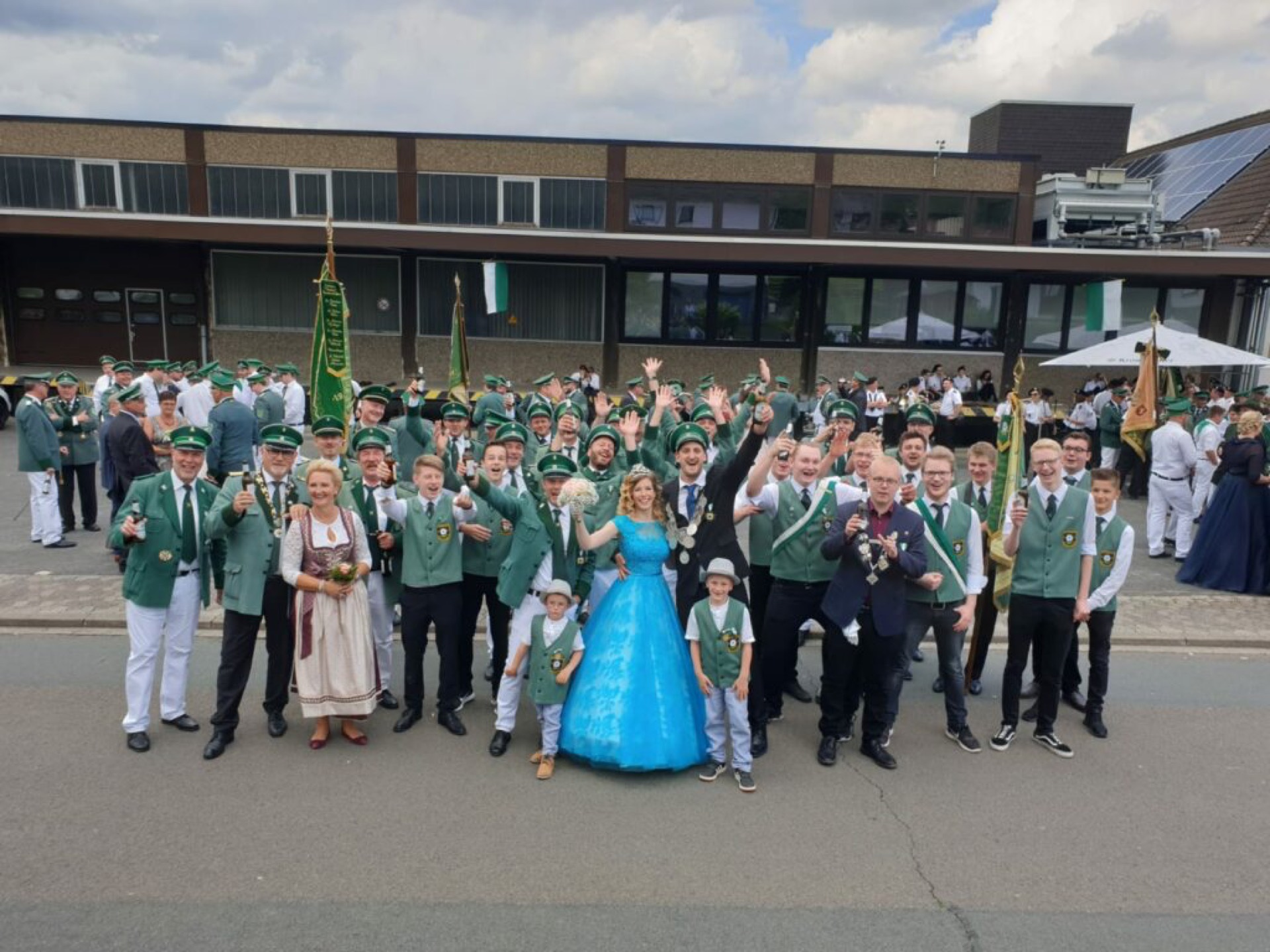 Die Römershagener Schützen freuen sich auf ihr 100-jähriges Jubiläum. Das Bild zeigt den Besuch beim Jubiläumsschützenfest in Ottfingen 2019. Mit dabei Kaiserpaar Klaus und Karin Lengelsen, König Michael Thym mit Königin Linda Meurer und Jungschützenkönig Timo Halbe.