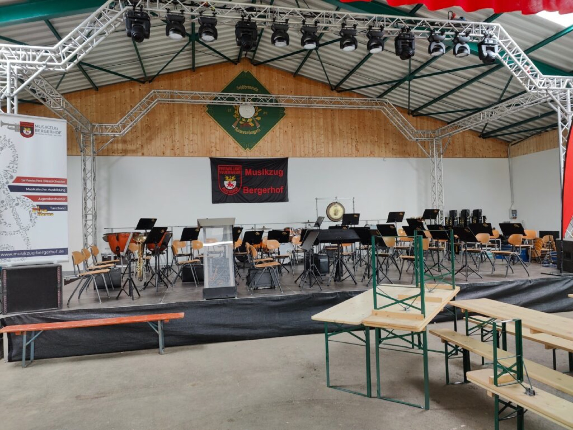 Die Bühne ist vorbereitet. Wir freuen uns auf einen stimmungsvollen Kommersabend mit dem Musikzug Bergerhof der Freiwilligen Feuerwehr Reichshof. Auftreten werden auch unsere Nachbarn und Freunde vom Quartettverein &ldquo;Harmonie&rdquo; Dörnscheid.