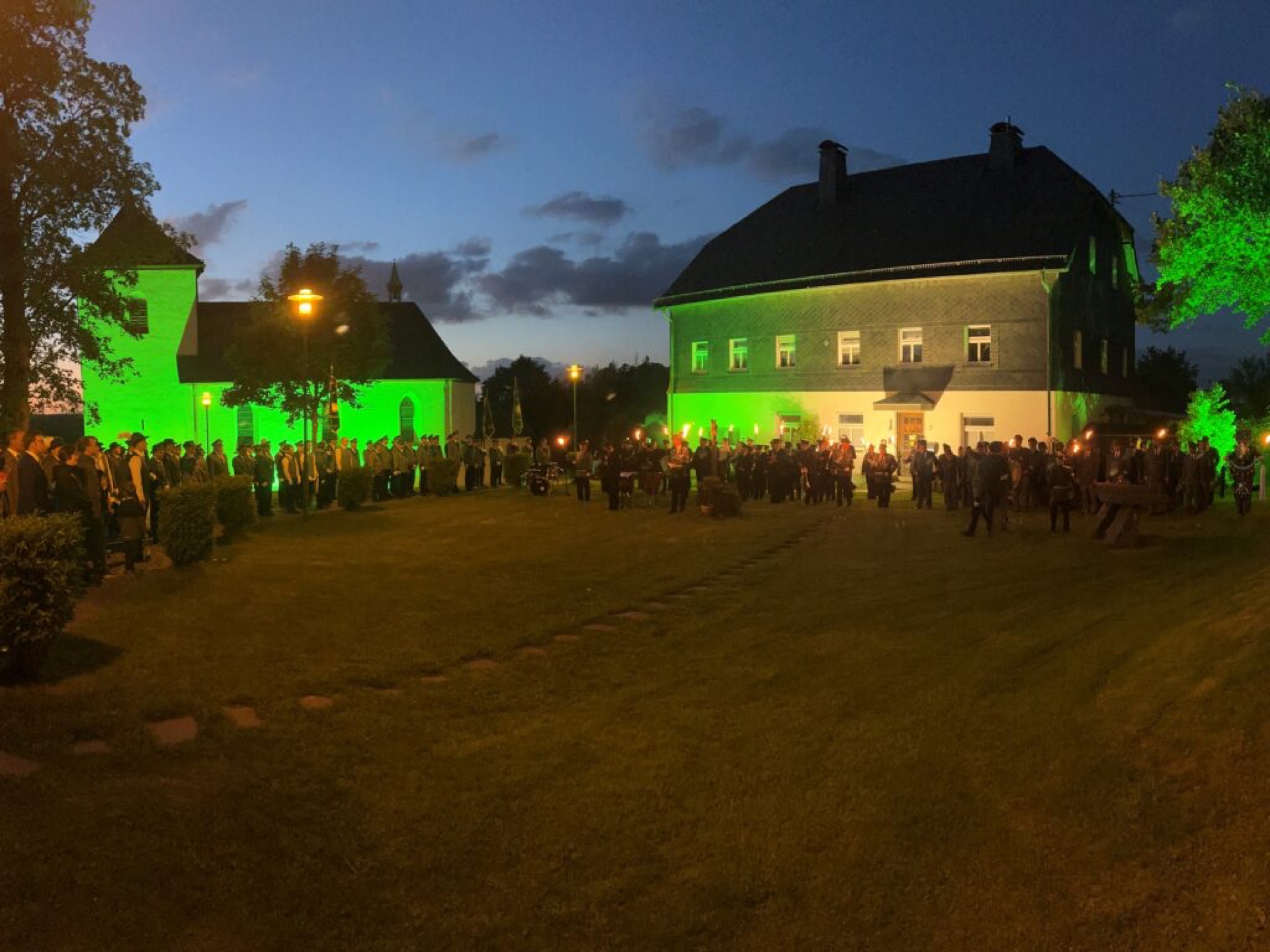Großer Zapfenstreich an der St.-Marien-Kirche in Römershagen.